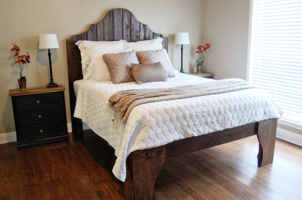 Rustic-Wood-Bed-From-Fence-Posts-The-Accent-Piece-on-Remodelaholic-600x398